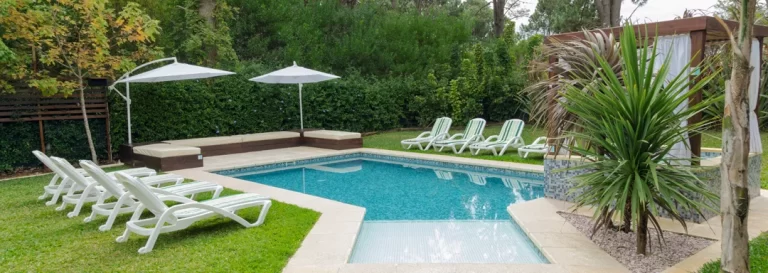 Jardín · Piscina · Jacuzzi (1)
